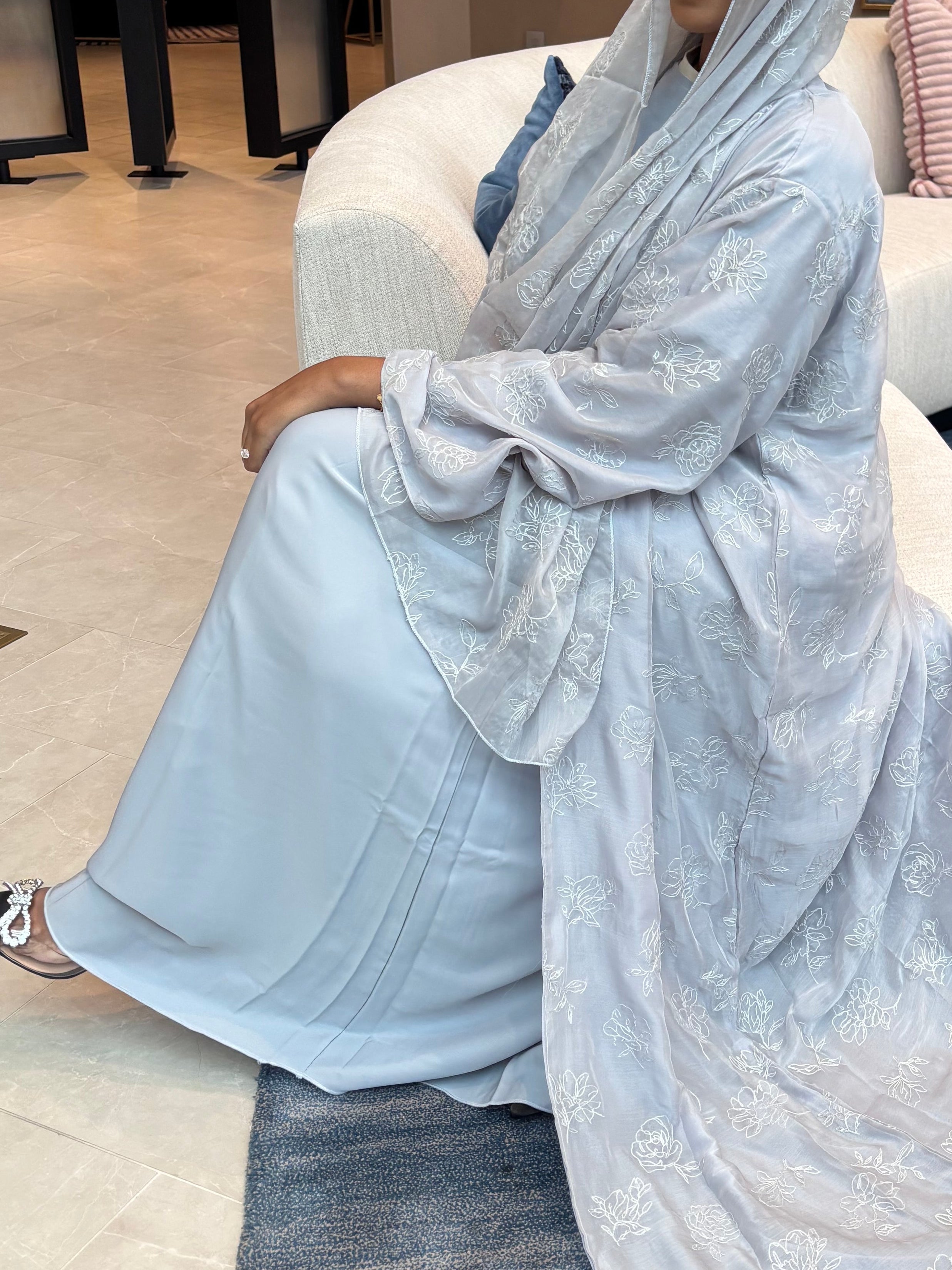 Gloomy threaded abaya